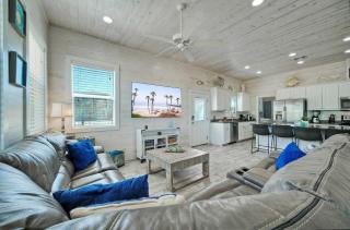 2 Blocks to the Beach Pool Patio w Bar Awave from it All by AvantStay - Port Aransas - 7
