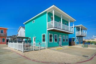 2 Blocks to the Beach Pool Patio w Bar Awave from it All by AvantStay - Port Aransas - 4