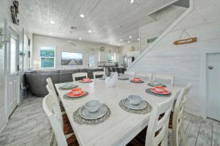 2 Blocks to the Beach Pool Patio w Bar Awave from it All by AvantStay - Port Aransas - 3