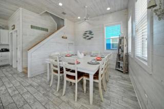 2 Blocks to the Beach Pool Patio w Bar Awave from it All by AvantStay - Port Aransas - 1