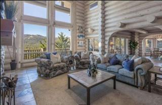 Penticton Lodge by AvantStay Log Cabin Home w Incredible Views Large Patio Hot Tub - 8