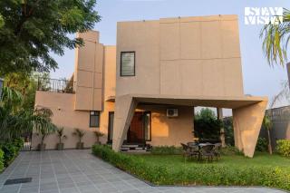 StayVista at Urban Escape - 2 Pools, Lawn & WiFi - 8