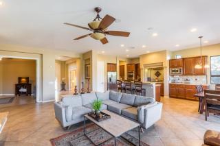 Aurora by AvantStay Luxurious Home with an Exquisite Pool Spa and Outdoor Seating - Indio - 5