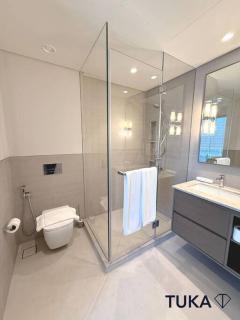 Infinity Pool - Luxury 2-BHK - Dubai Fountain View - Dubai - 5