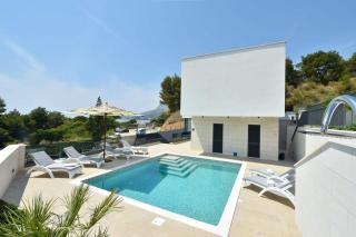 Luxury Villa Offering Calm Atmosphere - Tice - 8