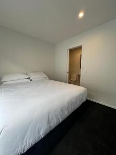 Central & Modern, 3-Bedroom, 3- Bathroom House with Carpark- Lower Hutt City Centre - Lower Hutt - 2