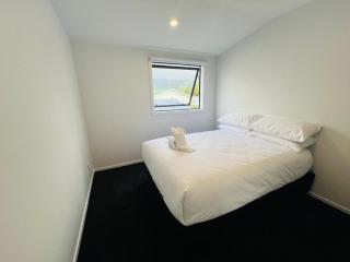 Central & Modern, 3-Bedroom, 3- Bathroom House with Carpark- Lower Hutt City Centre - Lower Hutt - 1