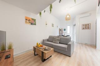 Spacieux T2 au centre ville avec parking et climatisation - 1