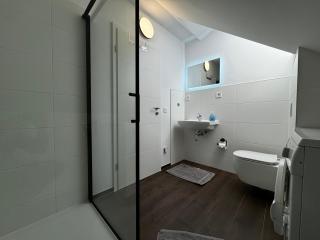 120m² Apartment nahe A1 - 4 Schlafzimmern - 2 Bäder - große Wohnküche - Grillplatz - Parkplatz - 1