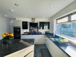 Spacious Open-Plan Modern House with Garden and Parking - Bristol - 2