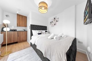 Modern 4BR House, Brentford,Pvt Garden,Parking - Brentford - 4