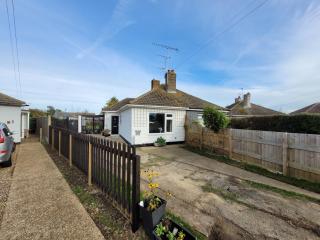 Modern 2 bed pet friendly Bungalow near countryside and a short drive to seafront- with large private garden by Catchpole Stays - 7