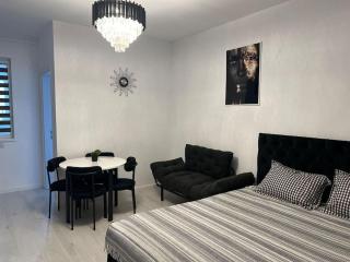 Balmoral Studio - Luxury Retreat - 3