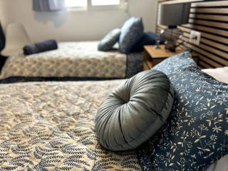 Luxury 2-Bed Marina Apartment - 9