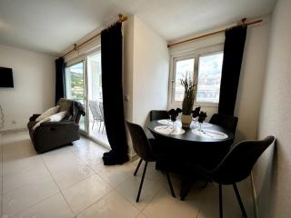 Luxury 2-Bed Marina Apartment - 8