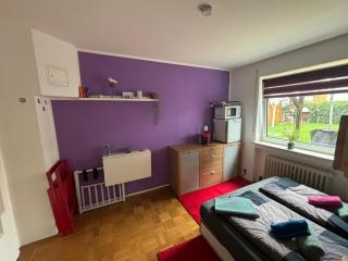 1 Privatzimmer möbliert gut ausgestattet und gute Anbindung Bus Bahn - Hohenbrunn - 1