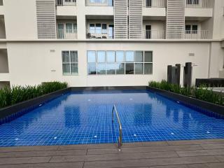 1 Bedroom with Balcony and Fast Wifi at Park Mckinley West - Manila - 4