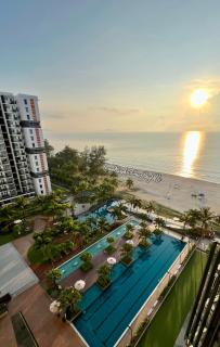 Sea View & Pool View & WiFi & Netflix at Iman Kazoku TimurBay Ville Studio 2BDR - Kuantan - 9