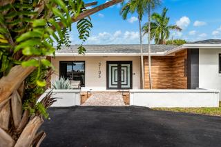Modern 4BR-2BA Family POOL House 5 mins Lauderdale-by-the-Sea & Pompano Beaches - Fort Lauderdale - 4