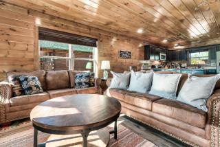 Luxury 5-BR Cabin Near Parkway and Dollywood with Game Room and Hot Tub - 2