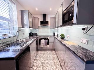 Four Bedroom House By Brookland Stays Serviced Accommodation Short Lets Manchester With Free WiFi - 6