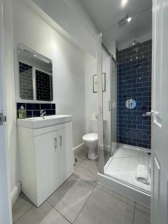 Explore The Cotswolds, Modern, Parking, Central - Cheltenham - 3