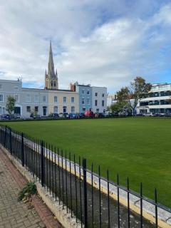 Fabulous Central Apartment! Spacious, Parking - Cheltenham - 2