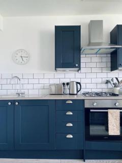 Fabulous Central Apartment! Spacious, Parking - 7
