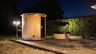 La Lovrette - Maisonnette Romantique avec Balnéo, Sauna Privatif et Expériences Érotiques - Saint-André-sur-Orne - 4