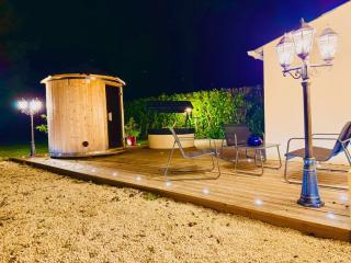 La Lovrette - Maisonnette Romantique avec Balnéo, Sauna Privatif et Expériences Érotiques - Saint-André-sur-Orne - 9