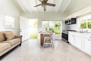 Tropical Bottle Creek Stay & Onsite Parking - Whitby - 1