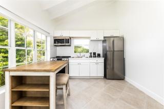 Tropical Bottle Creek Stay & Onsite Parking - Whitby - 3