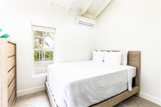 Tropical Bottle Creek Stay & Onsite Parking - 1