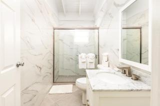 Tropical Bottle Creek Stay & Onsite Parking - Whitby - 9