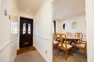 Detached Home in Greater Manchester with Free Parking - Stockport - 3