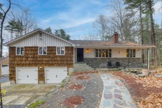 Peek-a-Boo Lake Views and Yard Windham Home - Salem - 8