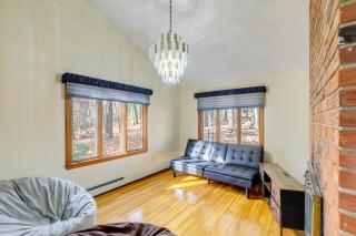 Peek-a-Boo Lake Views and Yard Windham Home - Salem - 4