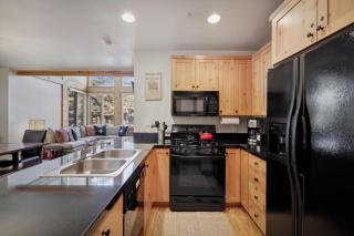 Modern 3 BDR Condo Near Ski Lift and Town with Views - Park City - 2