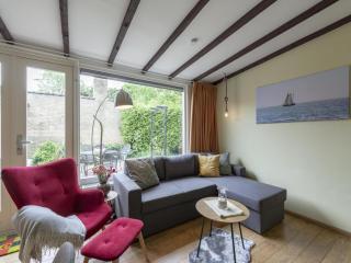 Trendy holiday home with patio - Sint Maartensvlotbrug - 8