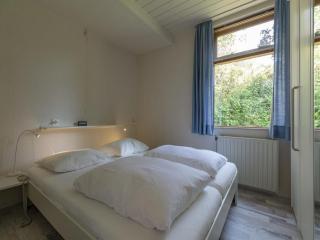 Holiday home with enclosed garden - Sint Maartensvlotbrug - 6