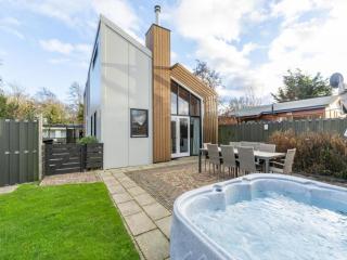 Lush villa with bubble bath - Sint Maartensvlotbrug - 0