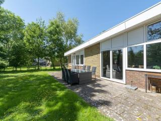 Cozy Bungalow with Patio - Sint Maartenszee - 5