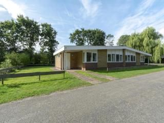 Stylish beachside bungalow with patio - Sint Maartenszee - 8