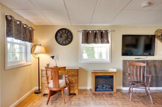 Couples Retreat with Lake View in Newport! - Newport - 9