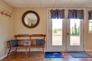 Couples Retreat with Lake View in Newport! - Newport - 3