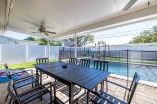2 Miles to Beach Firepit Pool PuttPutt Cornhole - Largo - 2