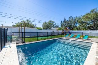2 Miles to Beach Firepit Pool PuttPutt Cornhole - Largo - 9