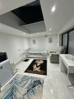 Charming Outback Guest House - 5
