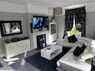 Beautiful & Vast Central Apartment Free Parking - Cheltenham - 0
