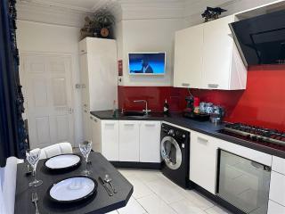 Beautiful & Vast Central Apartment Free Parking - 8